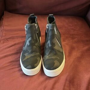 Steve Madden Wedgie Camouflage Platform High-Top Sneaker Size 6.5 with Side Zip